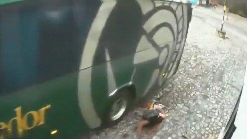 遭车碾压后起身站立